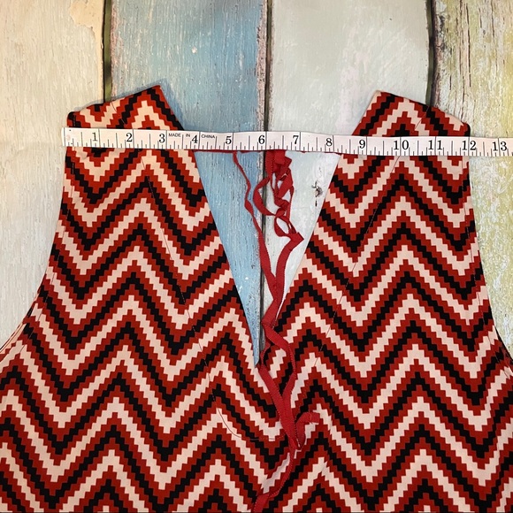 Pleione Chevron Sleeveless Tie Back Blouse - Picture 6 of 9